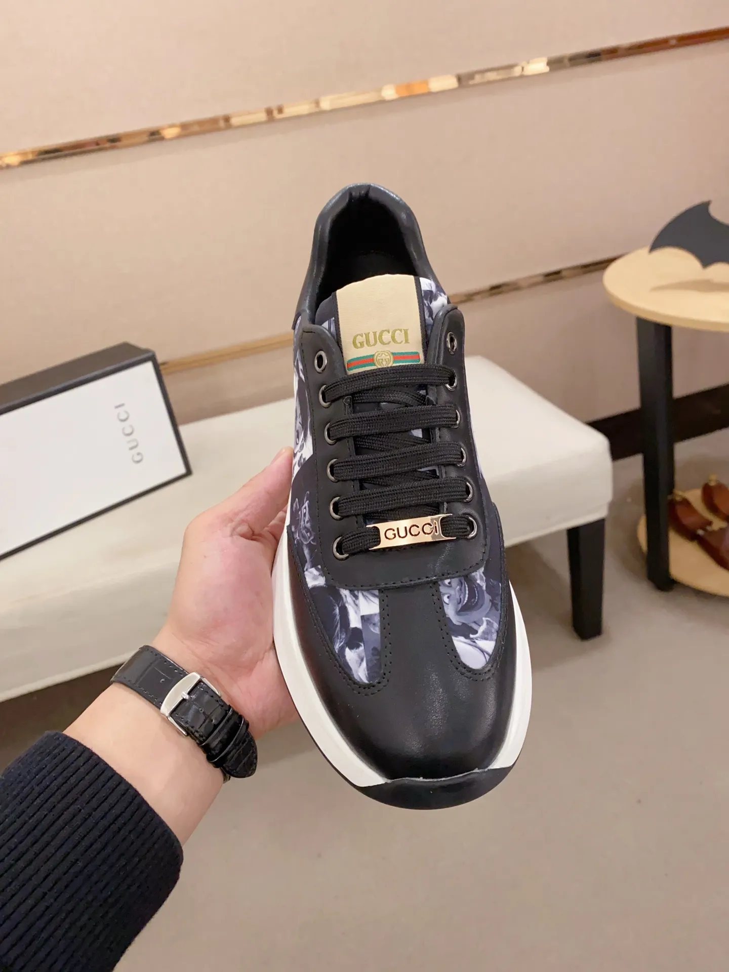 Men's shoes💰 420💰The new GUCCI (Gucci) counters are launched simultaneously. The new men's shoes, 😘fabrics are selected from imported cowhide, and the lining is sheepskin lining. 👍🏿 High-end ☄️ air-cushion molded anti-slip rubber outsole, exquisite lines, simple and elegant, comfortable and high-end for leisure travel. Code number: 38 to 44 (45 can be customized and cannot be returned or exchanged)